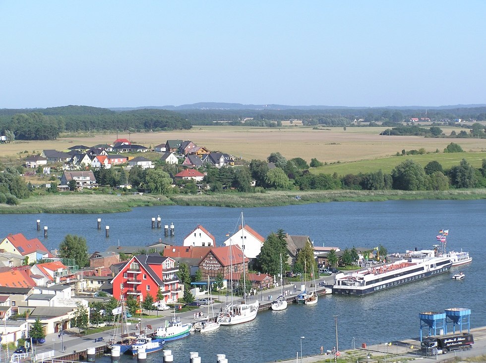 Een cruiseschip en verschillende jachten hebben aangemeerd in Wolgast Sadthafen. // © Baltzer Een cruiseschip en verschillende jachten hebben aangemeerd in Wolgast Sadthafen. // © Baltzer