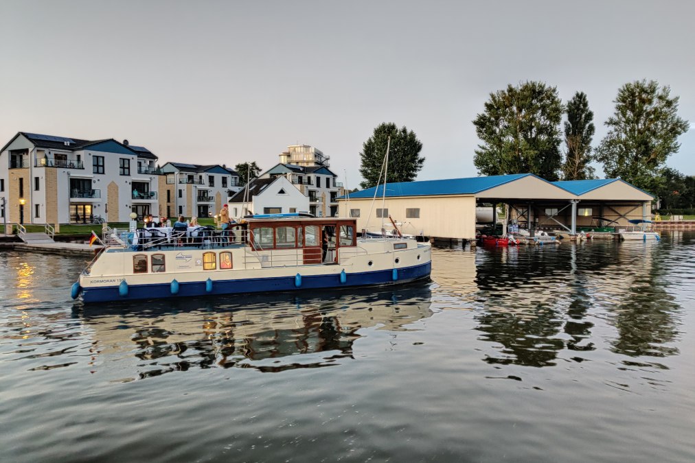 Box seat for the harbor cinema: From the balcony of the Marina Müritz Apartments you can always follow the action in the harbor., © KUHNLE-TOURS Box seat for the harbor cinema: From the balcony of the Marina Müritz Apartments you can always follow the action in the harbor., © KUHNLE-TOURS