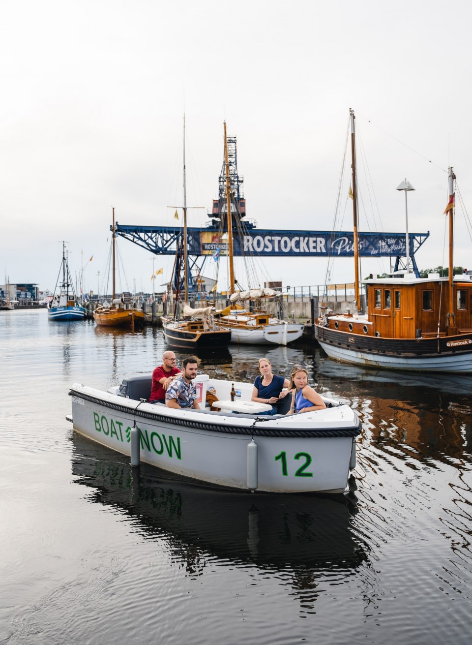 Met de emissievrije elektrische boten van BoatNow kun je ontspannen en duurzaam door de stad varen - vanaf het water straalt de stad in een heel nieuw licht., © TMV/Gross