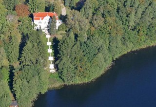 Aerial view of Drosedow Castle with park and lake, &copy; Schloss Drosedow
