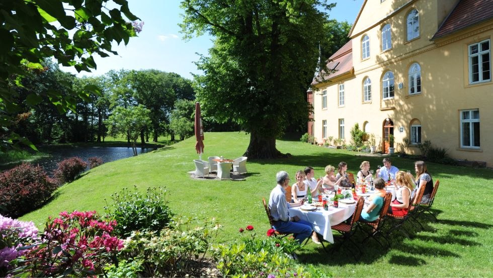 "At table with friends" - Culinary calendar a ganes year in manor houses and mansions of the region. // © Mecklenburger ParkLand_Andreas Fürst "At table with friends" - Culinary calendar a ganes year in manor houses and mansions of the region. // © Mecklenburger ParkLand_Andreas Fürst