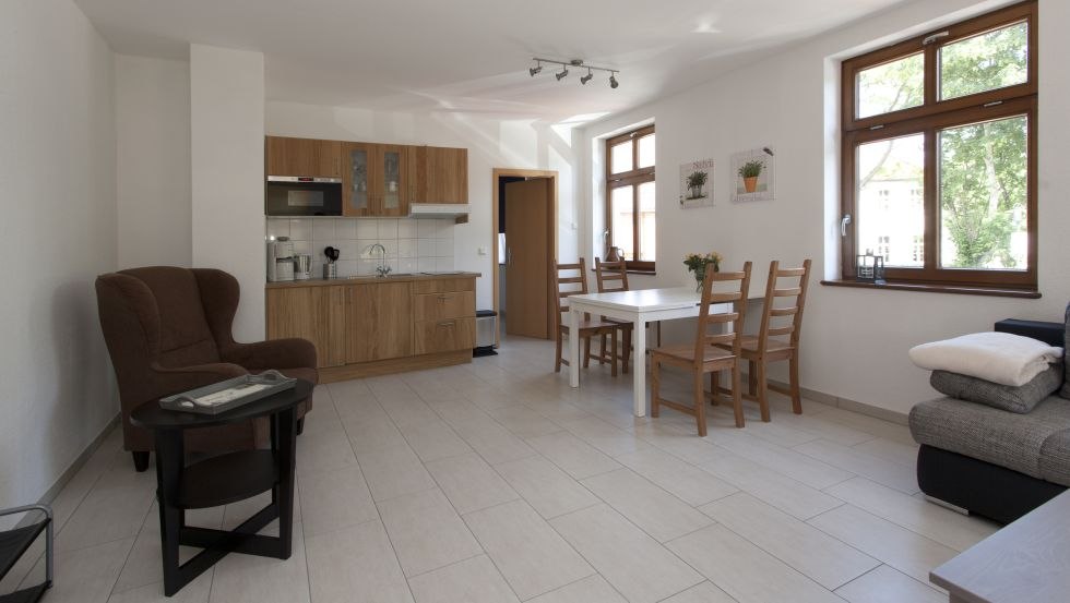 Uitzicht in een van de vijf gezellige vakantiewoningen: Woonkamer met keuken, © Altes Amtsverwalterhaus/Fotodesign Köller