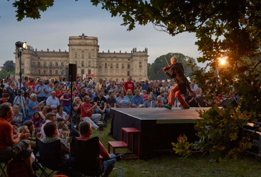 Sinds 1995 staan de barokke paleistuinen van Ludwigslust elk jaar in augustus in het middelpunt van de belangstelling als internationale artiesten optreden op meer dan 20 podia. Ze vermaken en betoveren het publiek met kunst en acrobatiek, komedie en clownerie, maskers en marionetten, poppenspel en pantomime., © TMV/Grundner