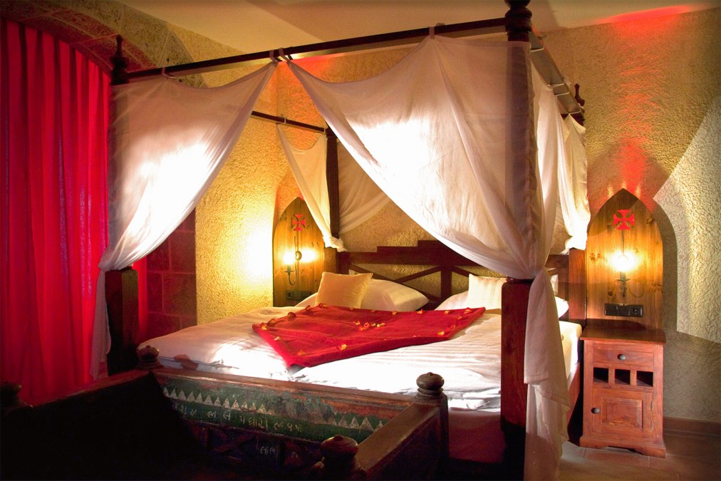 "Kastell Gemach medieval four-poster bed"(DZ for max. 2 persons, no children)Medieval style:Splendid four-poster bed. Ambience light. Bay window with armchairs/sofa.32? / 81cm LED TV with radio.Shower & WC. Cosmetic mirror & hairdryer.Mostly with desk.25 - 30 m² on the mezzanine and 1st floor in Haus Kastell., © BinzHotel.de/Eigentümer/WAECHTER