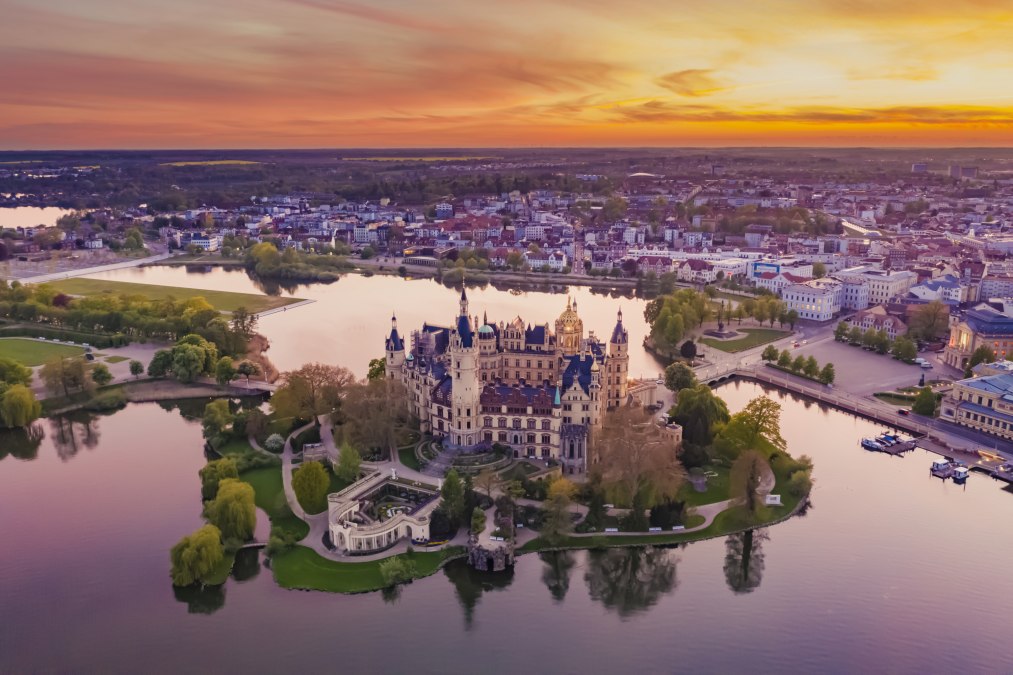 Fantastyczna lokalizacja: zamek Scherin na małej wyspie na jeziorze Schwerin, © SSGK MV / Timm Allrich