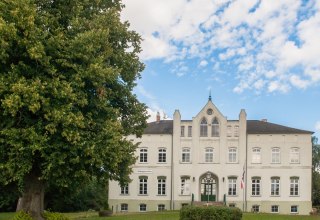 Frontal view of the manor house in Altenhagen // &copy; Frank Burger