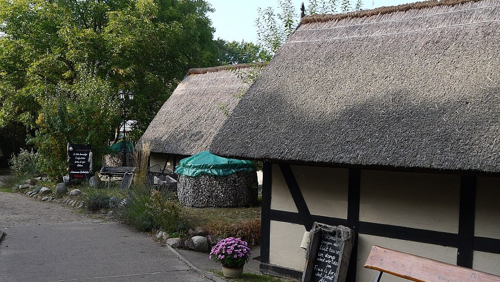 Świeże ryby są nadal dostępne w chatach solnych, np. jako kanapki rybne // © Sven Fischer Świeże ryby są nadal dostępne w chatach solnych, np. jako kanapki rybne // © Sven Fischer