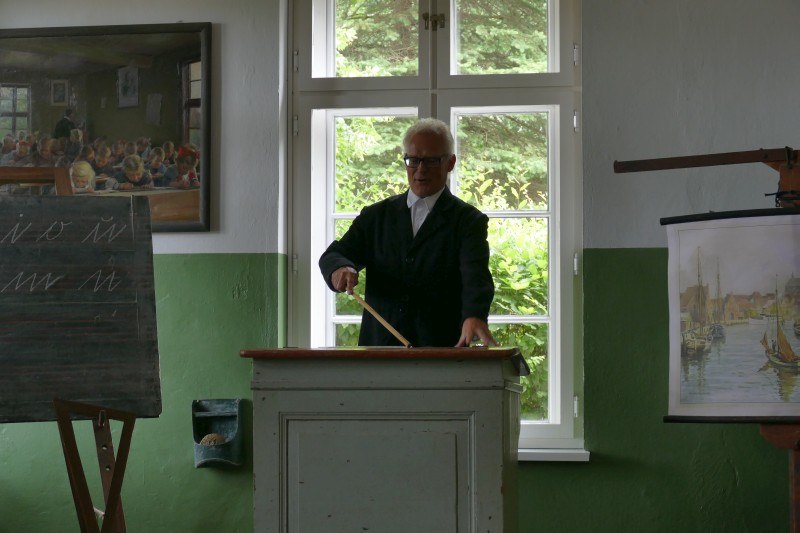 Beleef een historische schoolles met deze docent. // © Landschulmuseum Göldenitz Beleef een historische schoolles met deze docent. // © Landschulmuseum Göldenitz