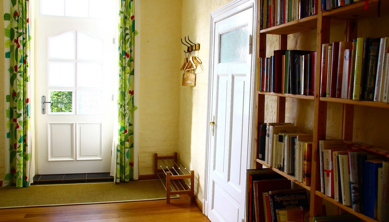 Entree met boekenplank, © Andrea Keil Entree met boekenplank, © Andrea Keil