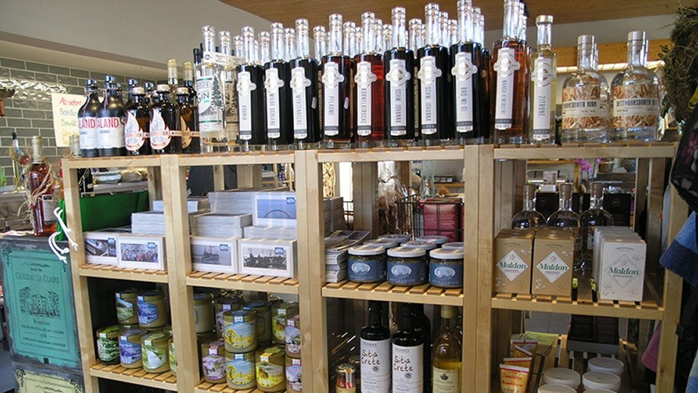 The assortment in the LADEN: organic and other healthy products from the region, &copy; K&ouml;lzower Hirschagrten