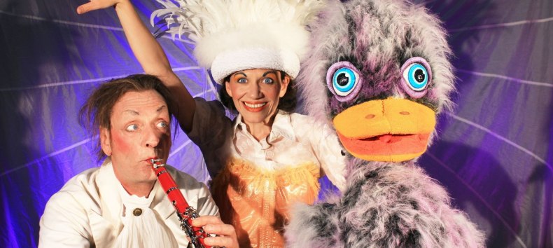 two puppeteers with a large duck in costume, &copy; Theater Phoebus