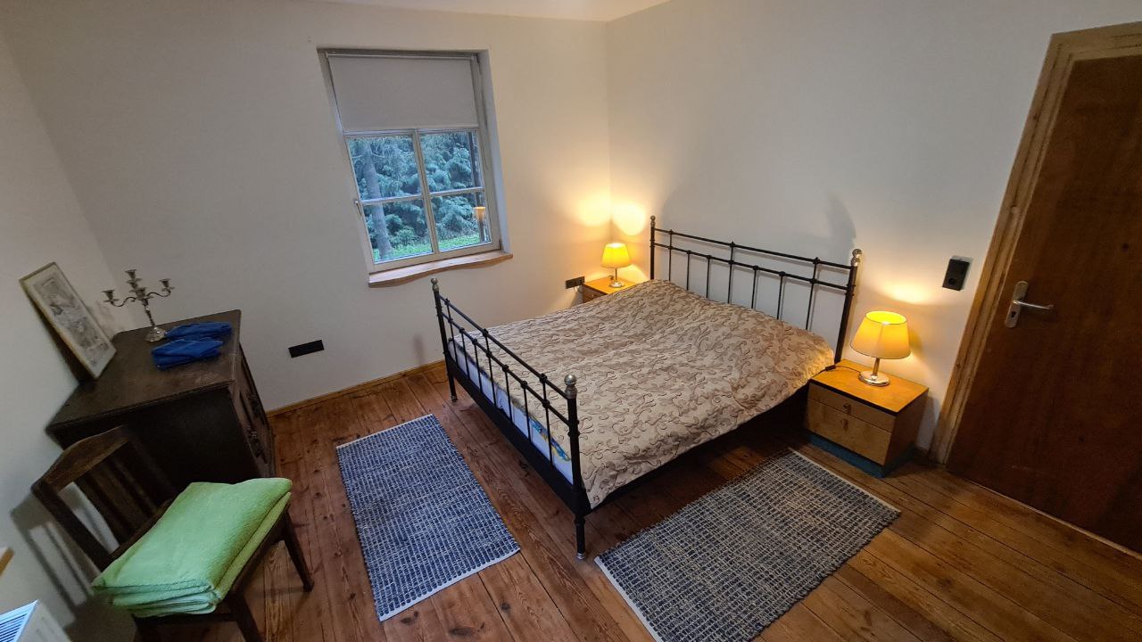 Vakantiehuis met slaapkamer // © UrlaubmiteinAnders e.V. Vakantiehuis met slaapkamer // © UrlaubmiteinAnders e.V.