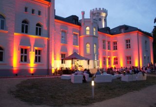 From July 12 to 19, 2026, NaturFlow and SchwabMagie invite you to the nature retreat "Alive & Free" by the sea - at Hohendorf Castle on the Baltic Sea. // &copy; Schloss Hohendorf