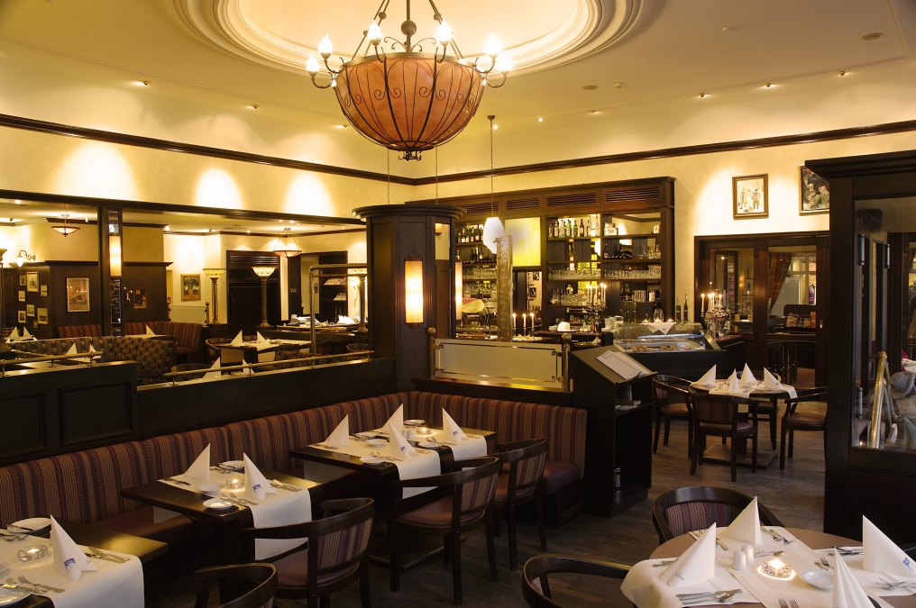 Urządzona we francuskim stylu brasserie charakteryzuje się dużym żyrandolem!, © Loev Hotel Rügen Urządzona we francuskim stylu brasserie charakteryzuje się dużym żyrandolem!, © Loev Hotel Rügen