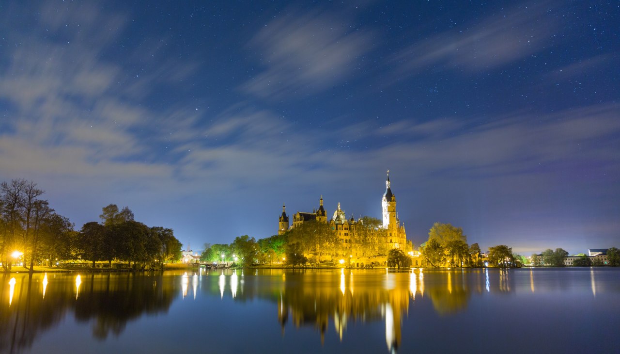 Schwerin_schloss_bei_nacht_beleuchtet_co_olbor, &copy; Oliver Borchert