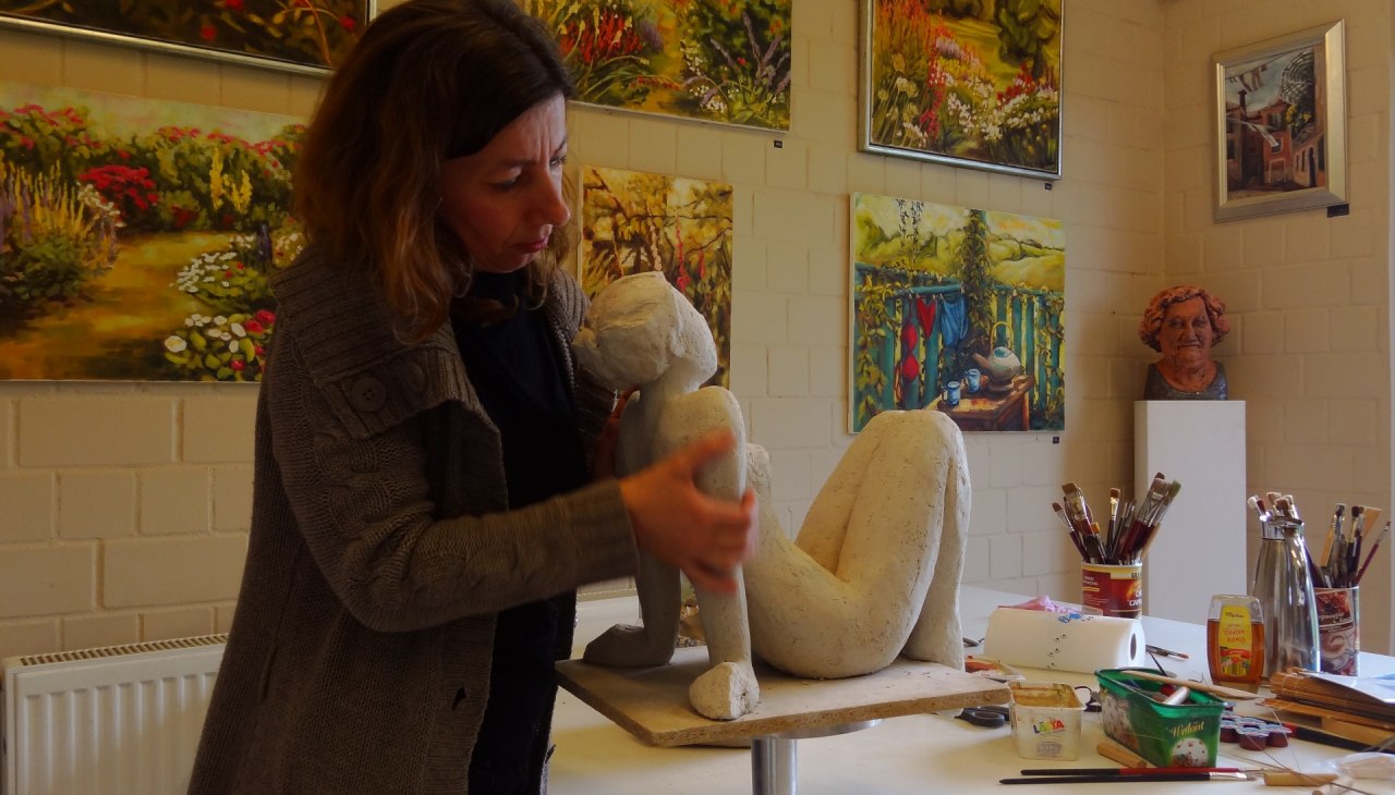 Christine Radecke modeling a sculpture, © Christine Radecke
