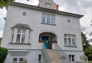 &copy; G&uuml;strow-Information