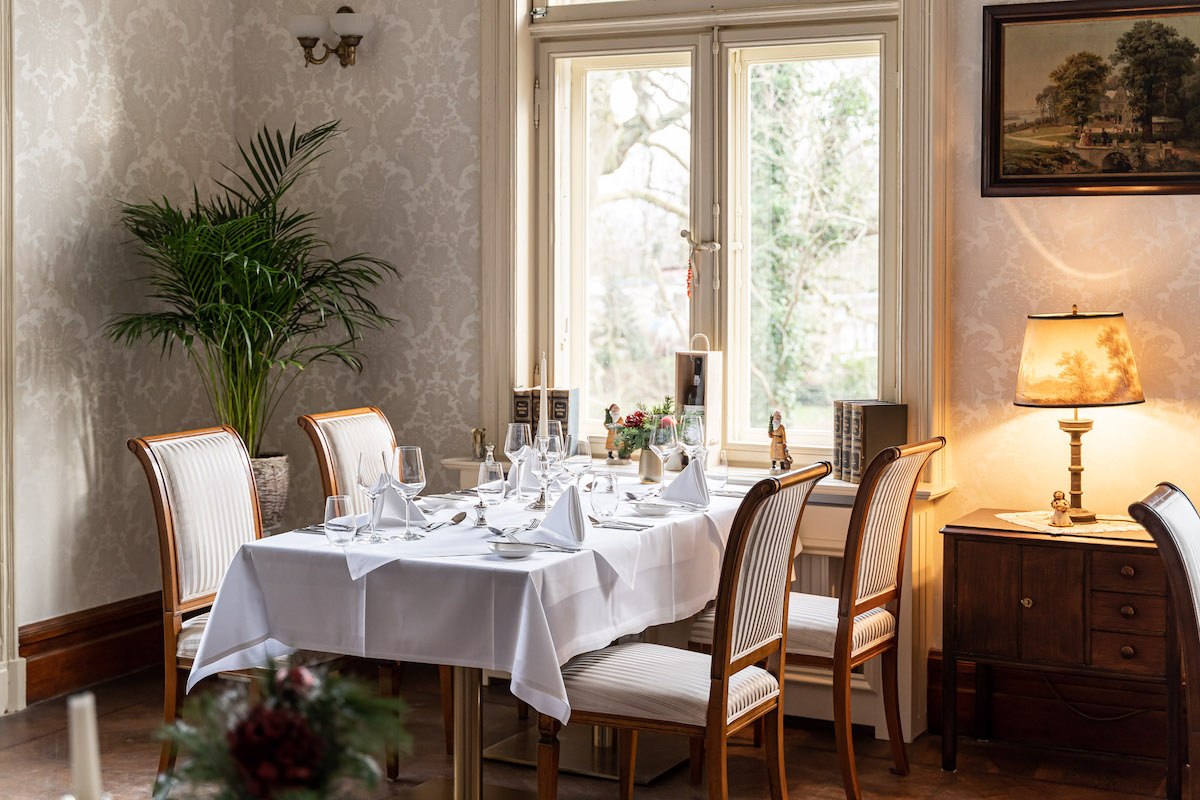 Het restaurant op Gorow Castle Estate nodigt u uit om te dineren // © Schlossgut Gorow / DOMUSImages Het restaurant op Gorow Castle Estate nodigt u uit om te dineren // © Schlossgut Gorow / DOMUSImages