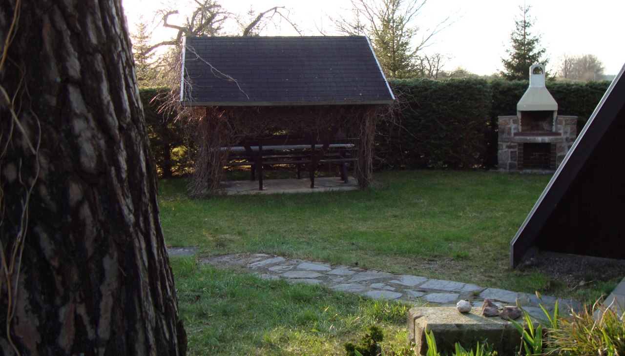 Barbecue and deer bench, © Christian Prieser