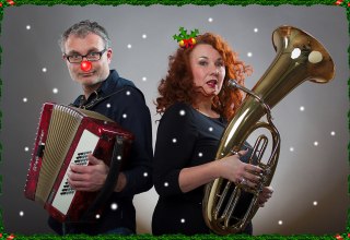 Pani Sonntag i jej nieodłączny towarzysz – muzyka – komedia z Anją Sonntag i Stefanem Gochtem // © Frau Sonntag & ihr ständiger Begleiter Musik – Comedy mit Anja Sonntag und Stefan Gocht Pani Sonntag i jej nieodłączny towarzysz – muzyka – komedia z Anją Sonntag i Stefanem Gochtem // © Frau Sonntag & ihr ständiger Begleiter Musik – Comedy mit Anja Sonntag und Stefan Gocht