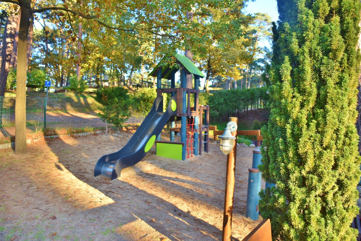 Kleine speeltuin bij de ingang van de camping. // © KV Trassenheide Kleine speeltuin bij de ingang van de camping. // © KV Trassenheide