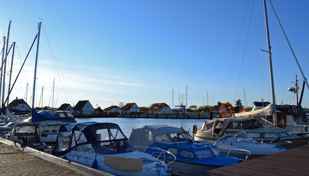 Port Neuendorf w maju 2016 r., &copy; Hiddenseer Hafen- und Kurbetrieb