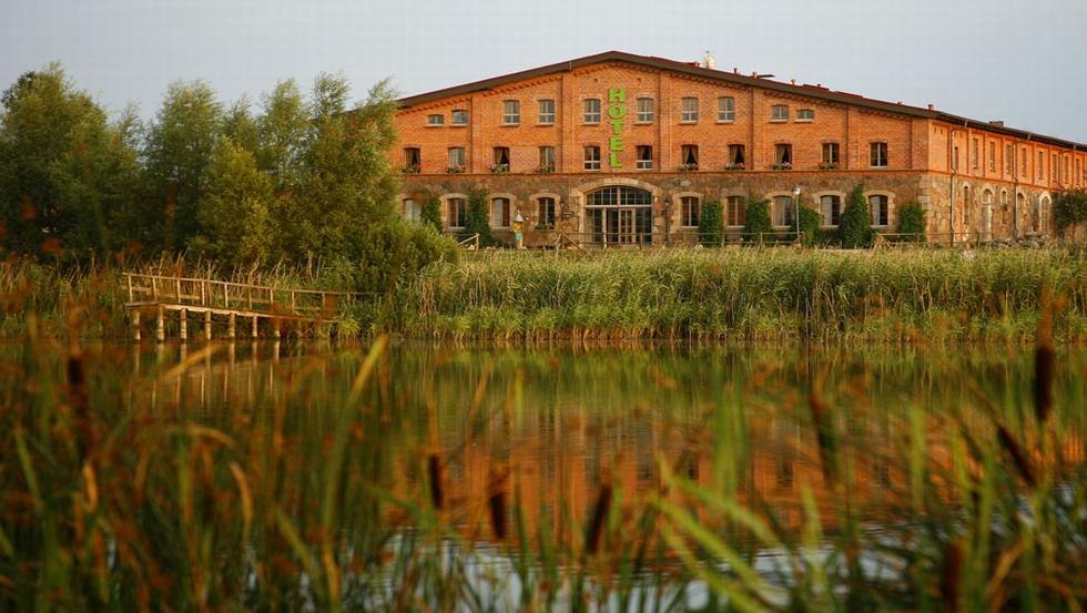 Buitenaanzicht van de schuur (hotelzijde) bij de dorpsvijver, © Reschke
