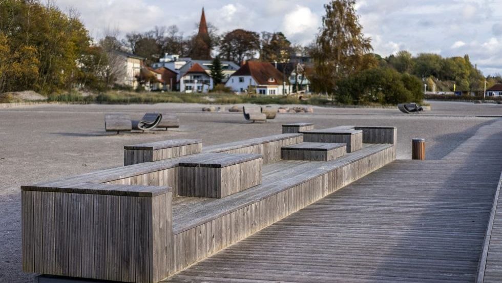 Houten promenade op het strand bij Altefähr // © Eigenbetrieb Hafen- und Tourismuswirtschaft Altefähr Houten promenade op het strand bij Altefähr // © Eigenbetrieb Hafen- und Tourismuswirtschaft Altefähr