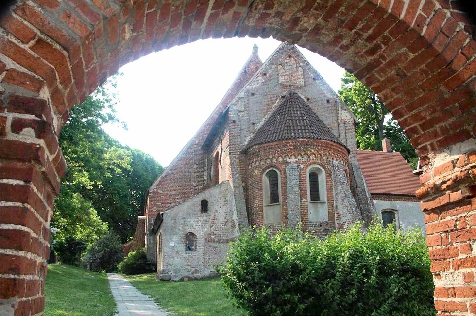 Uitzicht op een van de oudste heilige gebouwen op het eiland R&uuml;gen, &copy; Tourismuszentrale R&uuml;gen