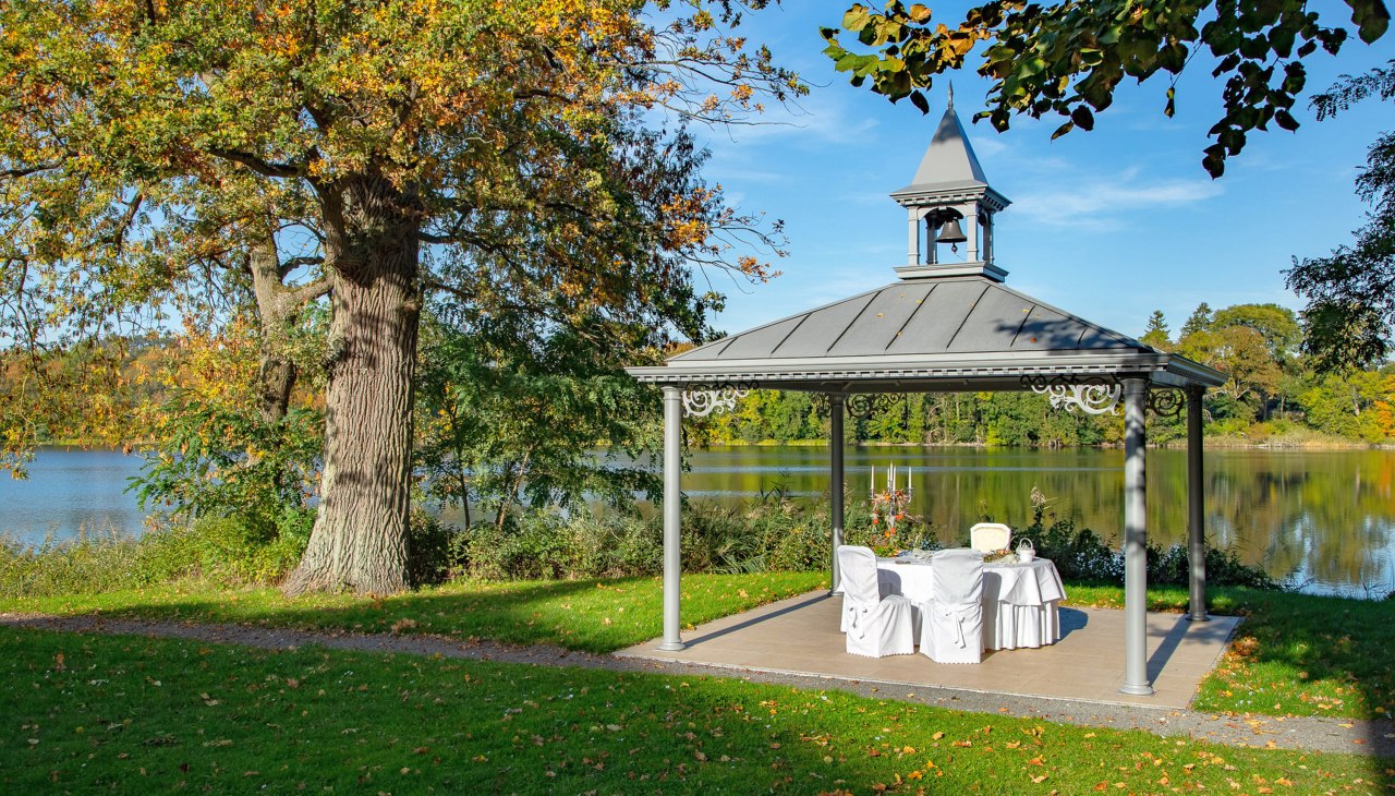 Wspaniały widok: ceremonia ślubu cywilnego możliwa bezpośrednio nad jeziorem Haussee, &copy; Seeschloss Schorssow