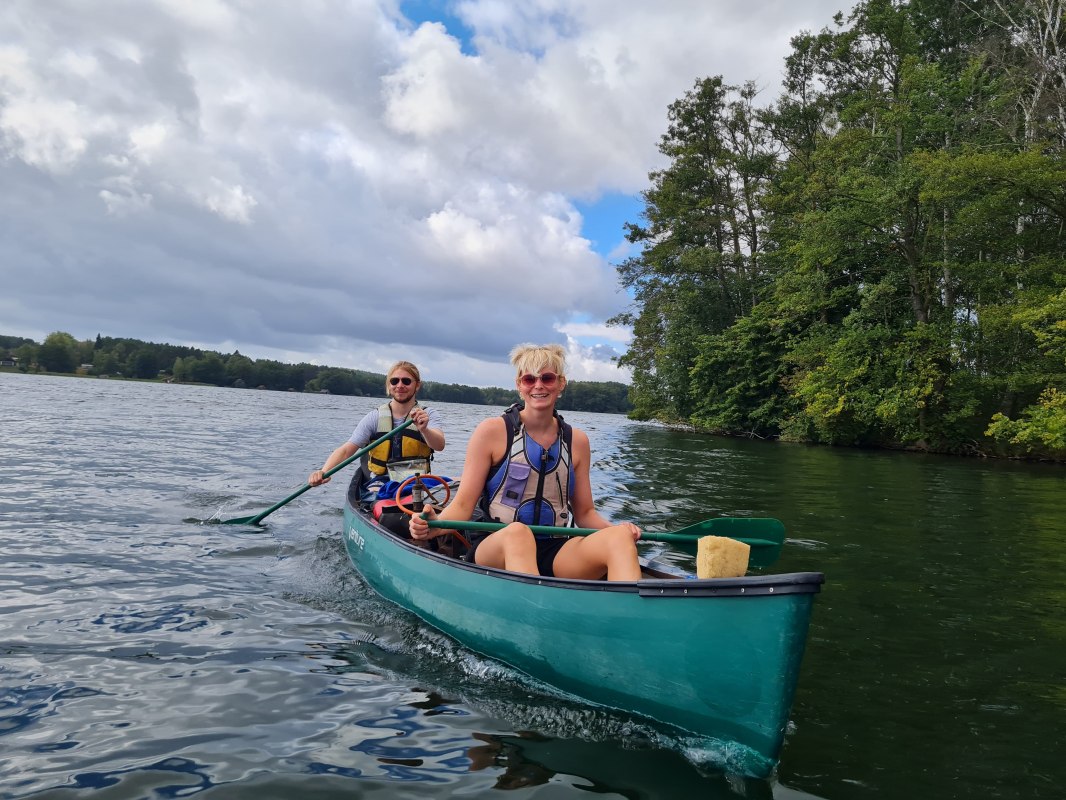 We peddelen over het water in kano's (Canadezen) voor twee tot drie personen. // &copy; KompassKiki