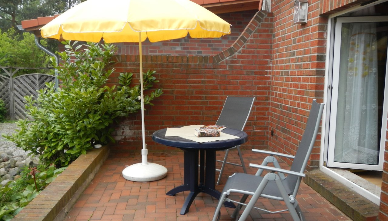 Tuinmeubels en een parasol zijn beschikbaar op het terras bij de vijver., © Roland Kietzmann