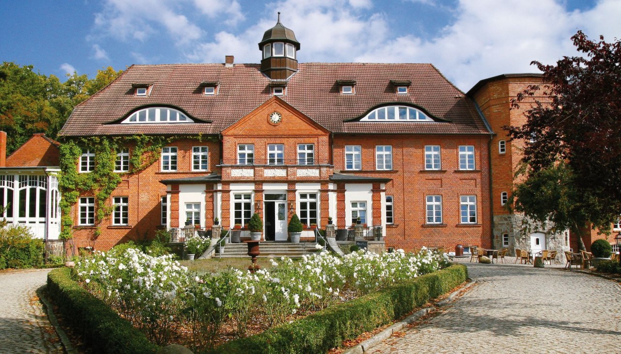 Hotel Schloss Basthorst buitenaanzicht, &copy; Hotel Schloss Basthorst