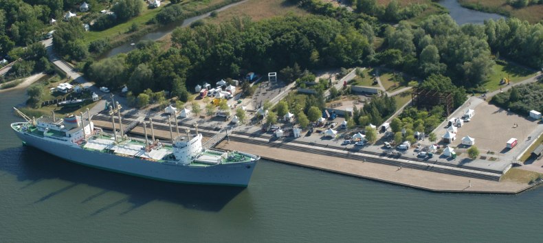 Luftbild von der Hafenpromenade der FLAIR AM MEER // &copy; inRostock