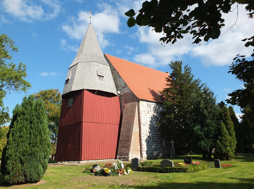 Zijaanzicht van de Tribohmer veldsteenkerk vanuit het zuiden, &copy; Martin Hagemann