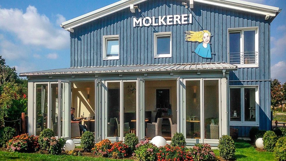 Vooraanzicht van de zuivelfabriek Poseritz met boerderijwinkel en café, © Dr. Sylva Rahm-Präger