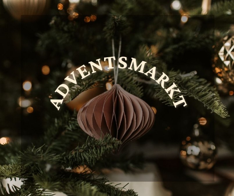 Choinka z ozdobami choinkowymi i nawiązanie do jarmarku adwentowego, © Claudia Zemke