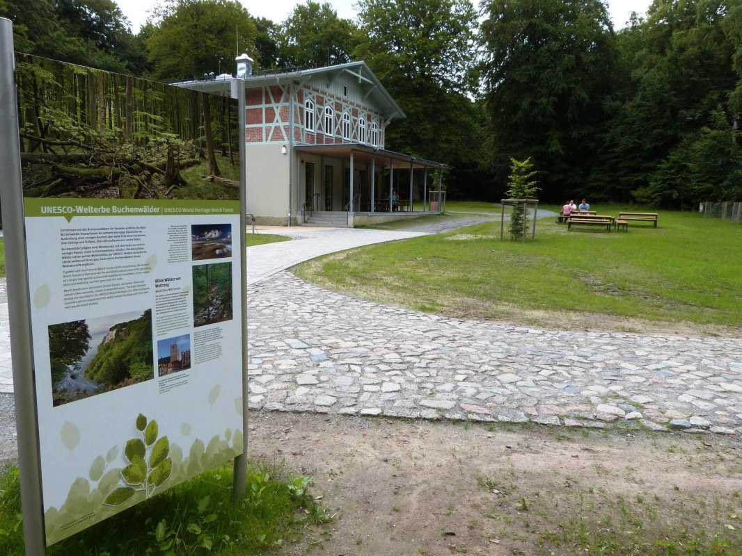 Buitenaanzicht van het UNESCO Werelderfgoed Forum in Sassnitz // © Gesine Häfner / Nationalpark-Zentrum KÖNIGSSTUHL Buitenaanzicht van het UNESCO Werelderfgoed Forum in Sassnitz // © Gesine Häfner / Nationalpark-Zentrum KÖNIGSSTUHL