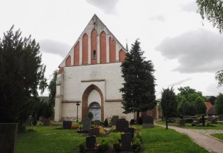 Kirche Bentwisch von der Westseite // &copy; Frank Burger