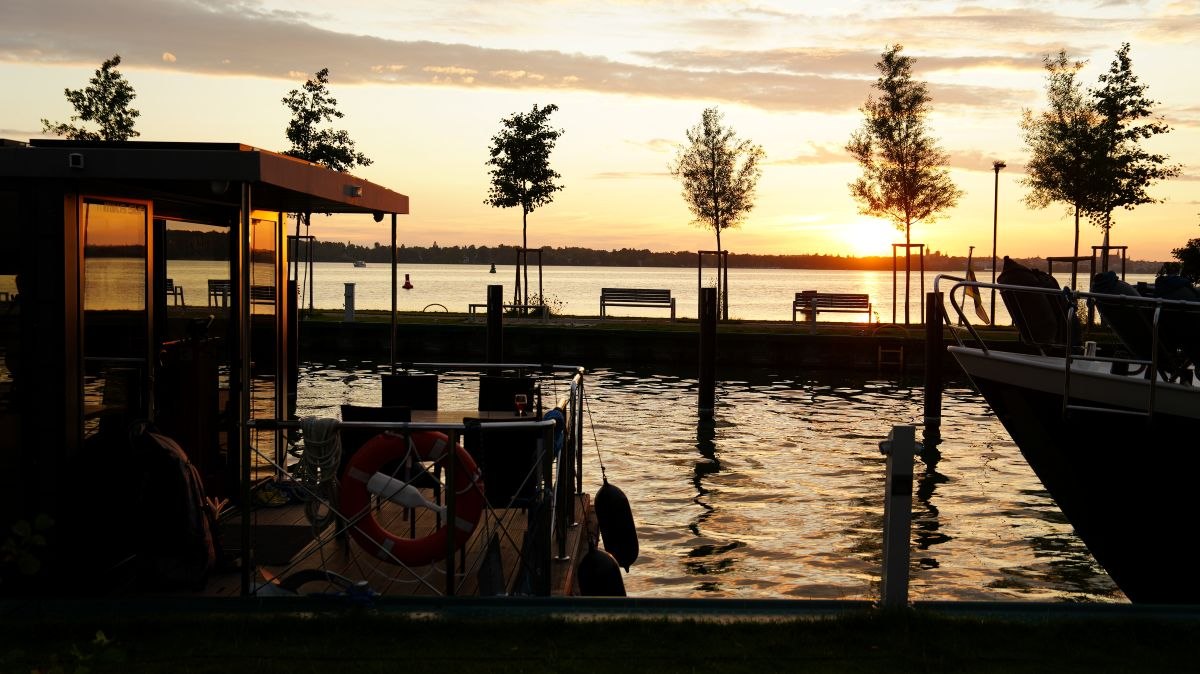 Ahoy Houseboat Charter - Lake Schwerin // &copy; Ahoi Hausboot-Charter