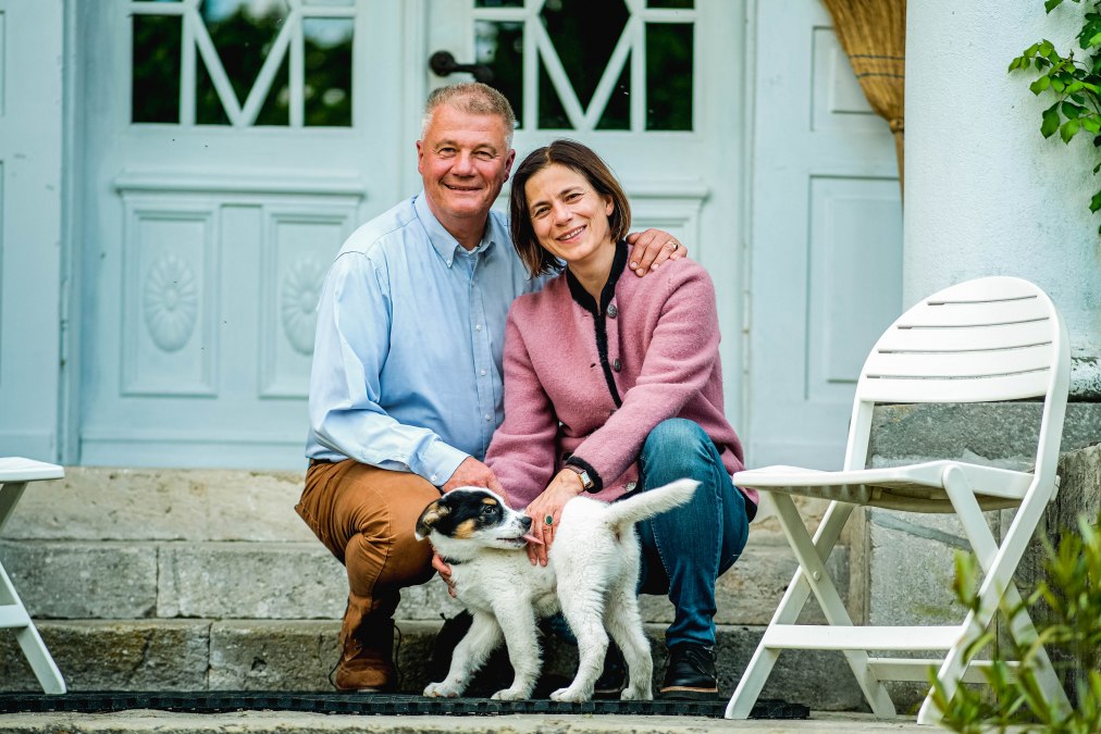 The hosts in front of the manor house, &copy; Lars Sch&ouml;nherr