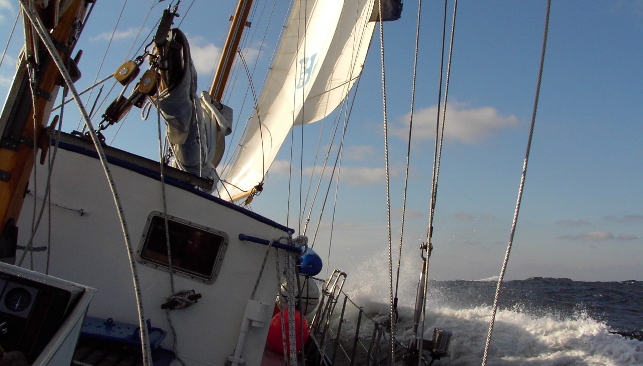 Młodzieżowy jacht żaglowy Greif z Ueckermünde w fali, © Schiffsführung 2004