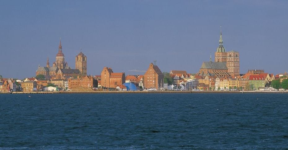 The brick giants St. Nikolai, St. Marien and St. Jakobi proudly watch over Stralsund // &copy; TMV/Grundner