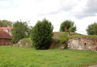 De overblijfselen van het middeleeuwse kasteelcomplex zijn vandaag de dag nog steeds duidelijk zichtbaar. // &copy; Gabriele Skorupski