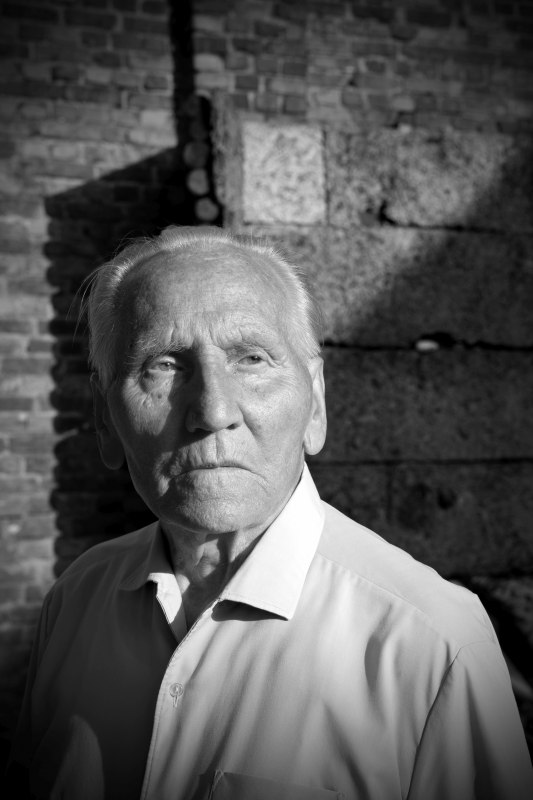 Zwart-witfotografie: een man in een wit overhemd staat met een ernstige blik voor een muur // © Stefan Hanke Zwart-witfotografie: een man in een wit overhemd staat met een ernstige blik voor een muur // © Stefan Hanke