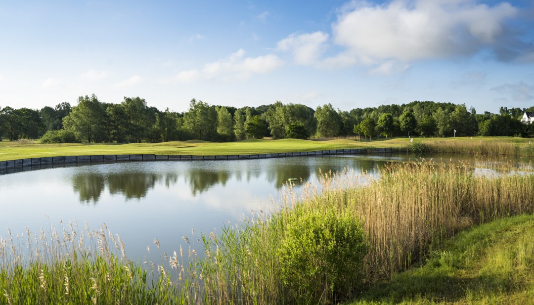 Pole golfowe Fleesensee z wodą na pierwszym planie // © Stefan von Stengel Pole golfowe Fleesensee z wodą na pierwszym planie