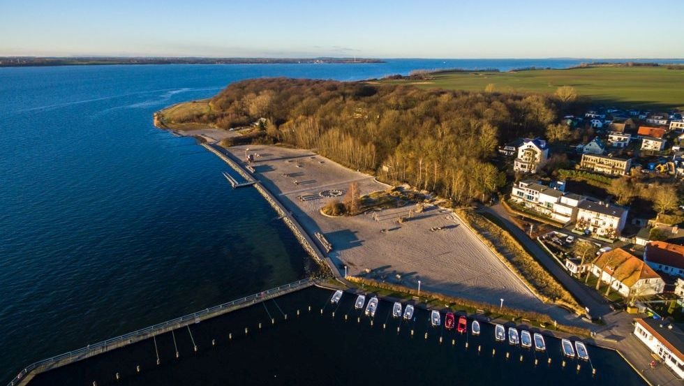 Het strand van Altefähr van bovenaf, © Eigenbetrieb Hafen- und Tourismuswirtschaft Altefähr