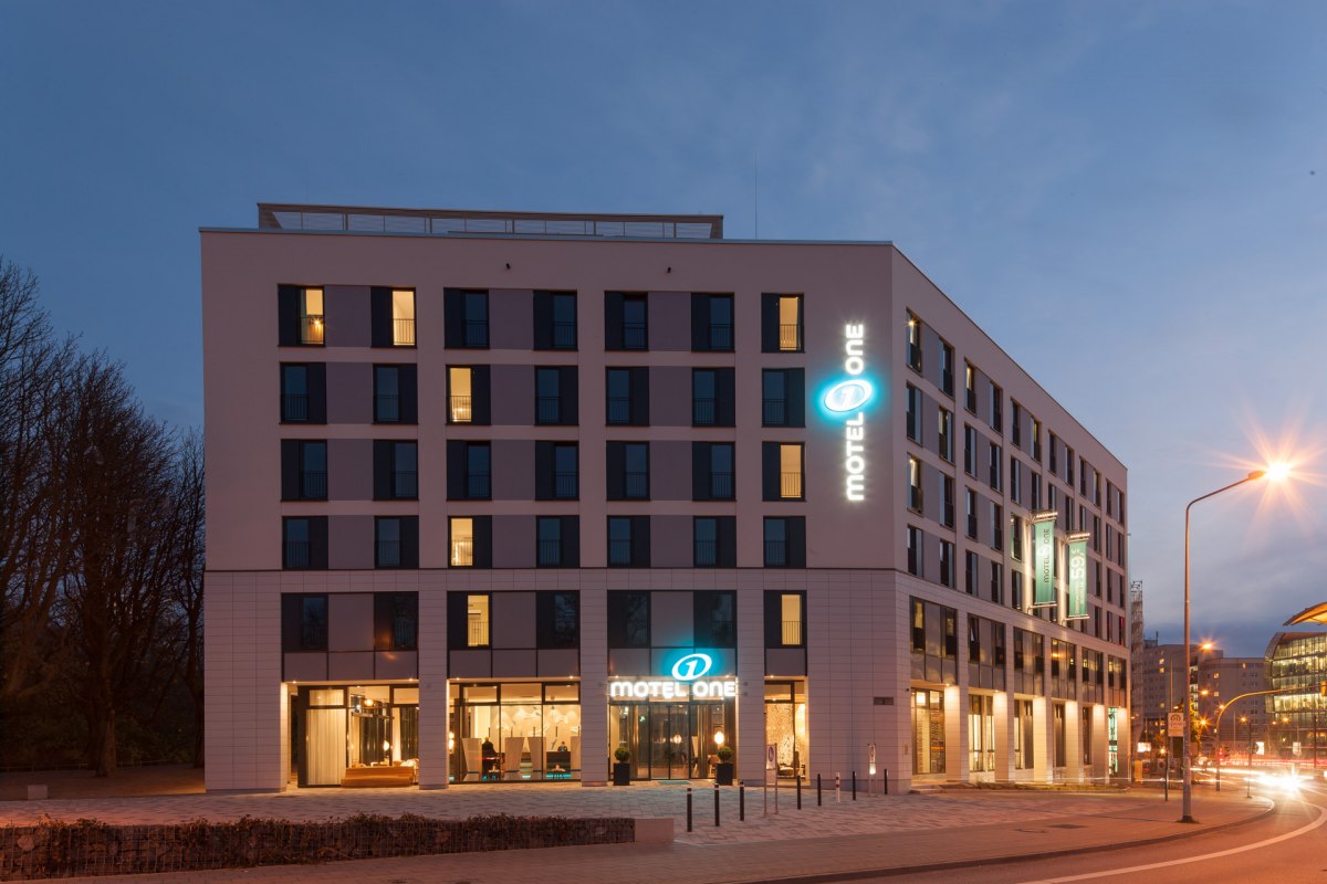 Buitenaanzicht Motel One Rostock // © Motel One Rostock Buitenaanzicht Motel One Rostock // © Motel One Rostock