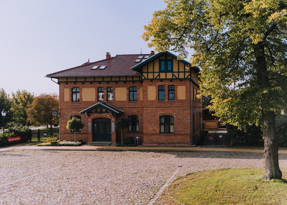 Dworzec kolejowy Dargun - widok z zewnątrz, © BAHNHOF Dargun