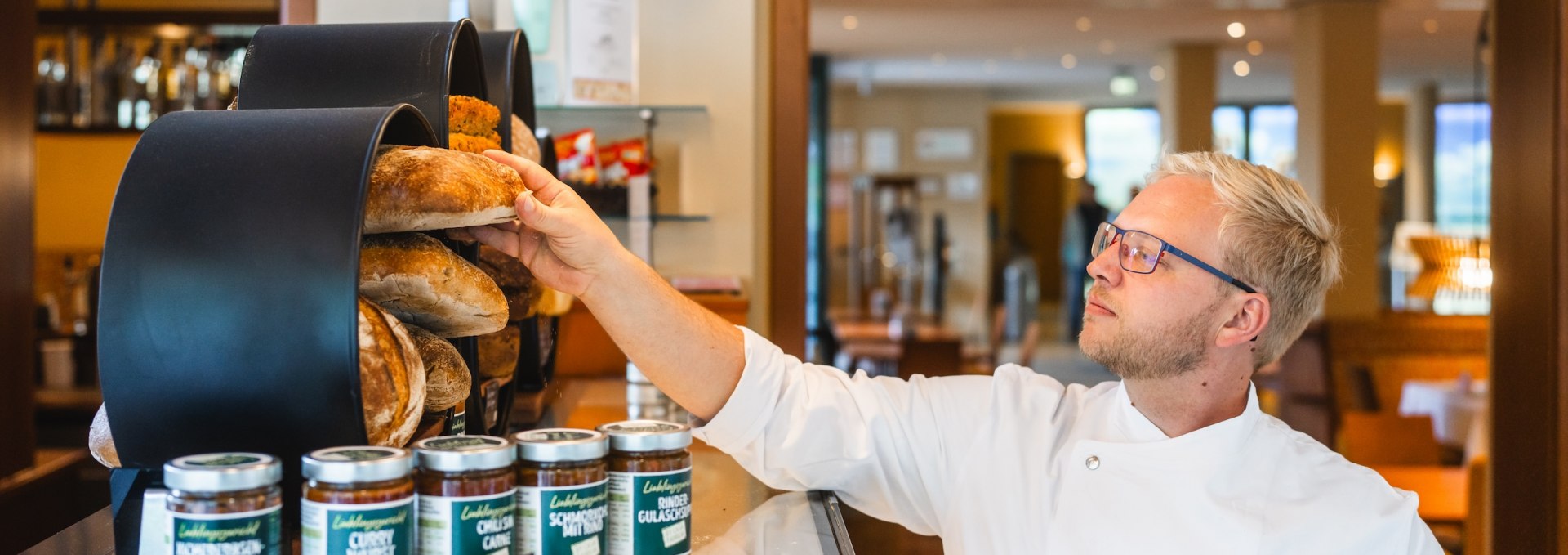 Wat begon met een zuurdesem als coronaproject van chef-kok Christoph Drauß vult nu een hele bakkerij. Gloednieuw in het assortiment: soepen en gebakken gerechten in een potje., © TMV/Gross